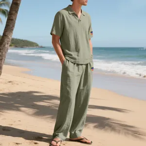 Detailweergave van een herenpak van groen linnen gedragen op een tropisch strand.