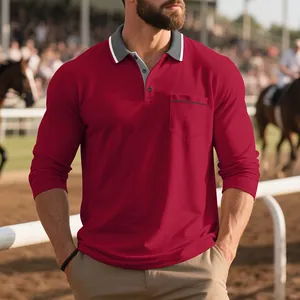 Dettaglio polo rossa da uomo a maniche lunghe con tasca in un ippodromo all'aperto