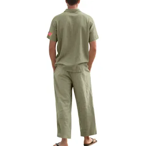 Achteraanzicht van een saliegroene linnen herenset met shirt en lange vrijetijdsbroek