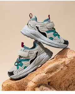 Detailansicht atmungsaktiver Mesh-Jungenschuhe mit HOBIBEAR-Logo auf Felsenhintergrund