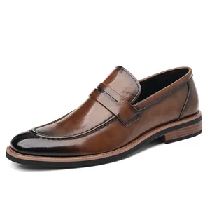 Mocasines clásicos de cuero marrón para hombre con punta pulida y tacón elegante