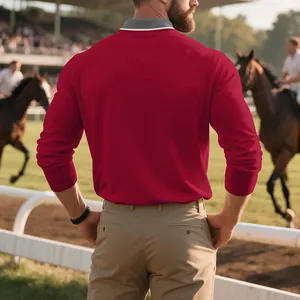 Vista posteriore di una polo rossa a maniche lunghe da uomo su un campo da corsa