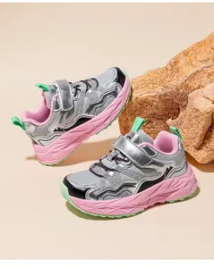 Detailansicht der atmungsaktiven silbernen Mesh-Sneaker für Jungen mit schicken rosa Akzenten