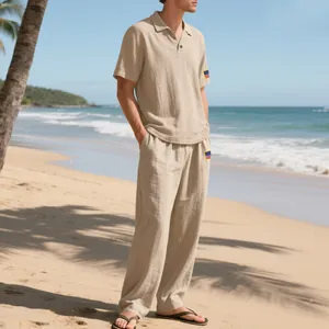 Casual beige linnen herenset met poloshirt met korte mouwen en losse broek op het strand