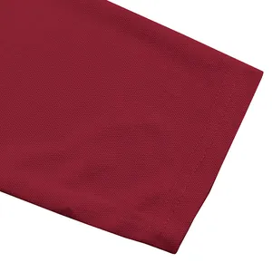 Primo piano del polsino con doppia cucitura di una polo bordeaux a maniche lunghe