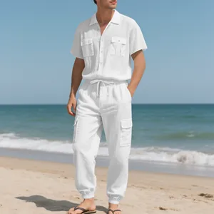 Detalle de conjunto de lino blanco para hombre con camisa de manga corta y pantalón cargo