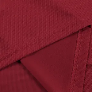Dettaglio macro del tessuto piqué di una polo bordeaux a maniche lunghe con cuciture