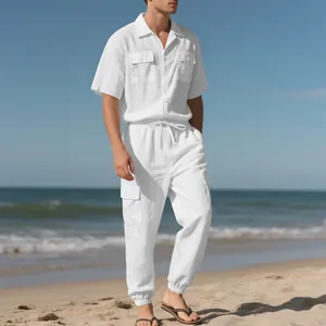 Vista detallada del conjunto de playa de lino blanco para hombre con camisa y pantalón cargo.