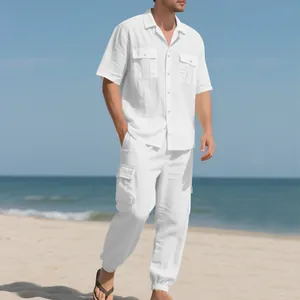 Conjunto de hombre con camisa de lino blanco de manga corta y pantalones cargo de playa