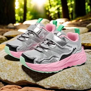 Scarpe sportive traspiranti per bambini con finitura argento e suola rosa spessa