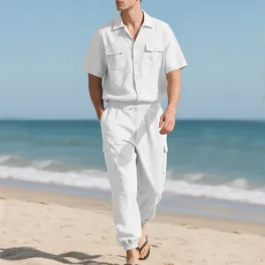 Modelo con conjunto de camisa de lino blanca y pantalones cargo en una playa soleada
