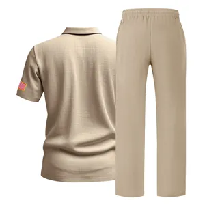 Achteraanzicht van een casual beige linnen tweedelig pak met poloshirt en broek.