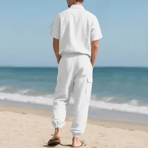 Vista trasera de un conjunto de playa de lino blanco para hombre con camisa y pantalones