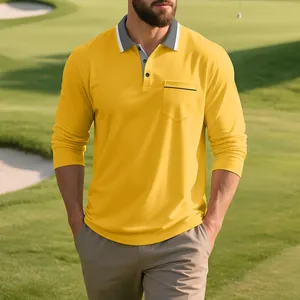 Polo da uomo gialla a maniche lunghe con taschino sul modello in un campo da golf