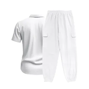 Vista detallada del conjunto de camisa de lino blanco y pantalones cargo para hombre casual