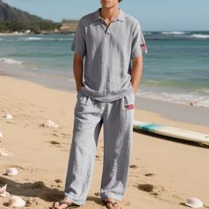 Comfortabele grijze heren linnen polo en lange broek set voor zomerse strandvakanties