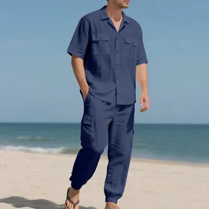 Conjunto de lino azul marino para hombre con camisa y pantalón cargo en la playa.