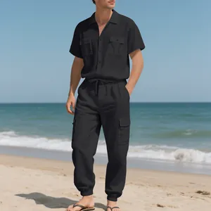 Vista completa del conjunto de camisa de playa de lino negro y pantalones cargo en la playa