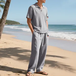Heren casual grijs linnen set met Amerikaans vlag detail op strand achtergrond