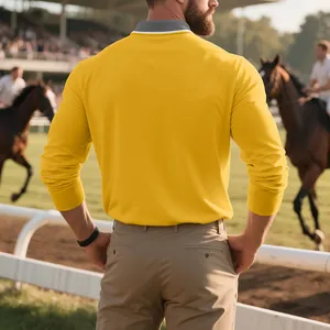 Vista posteriore di una polo a maniche lunghe gialla da uomo con colletto grigio.