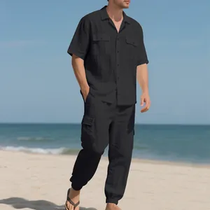 Conjunto de lino negro para hombre con camisa de manga corta y pantalón cargo playero.