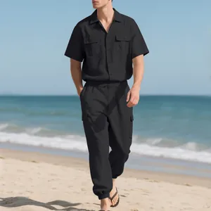 Conjunto de camisa y pantalones cargo de lino negro para hombre en la playa de verano
