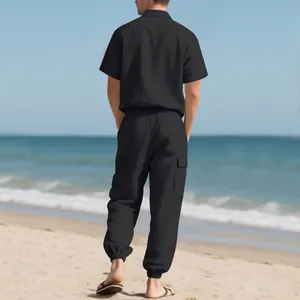 Vista posterior detallada de conjunto masculino de camisa de lino negra y pantalón cargo playa