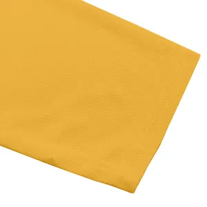 Dettaglio ravvicinato del tessuto traspirante a nido d'ape giallo su polo a maniche lunghe