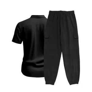 Vista trasera detallada de un conjunto de camisa de manga corta y pantalón cargo.