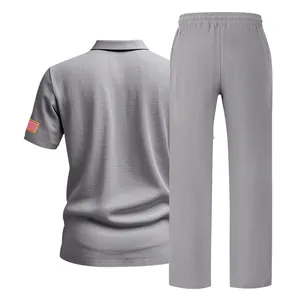 Achteraanzicht van grijze linnen set met polo met korte mouwen en lange broek