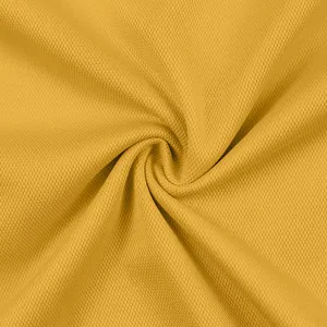 Vista macro dettagliata del tessuto mesh traspirante giallo senape per polo da uomo