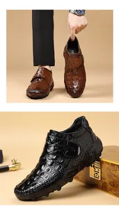 Detail van zwarte lederen laarzen met krokodillenpatroon op een luxe houten kist