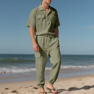 Vista de detalle de conjunto de camisa y pantalón cargo de lino verde para hombre