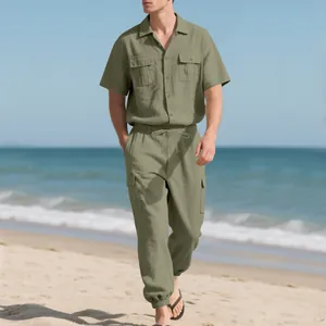 Vista de un modelo con una camisa de lino verde oliva de manga corta y pantalones