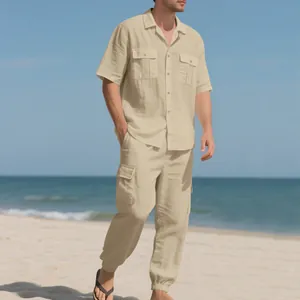 Conjunto de dos piezas de camisa de lino beige de manga corta y pantalón cargo para playa
