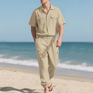 Vista detallada del conjunto de playa de lino beige para hombre con pantalón cargo