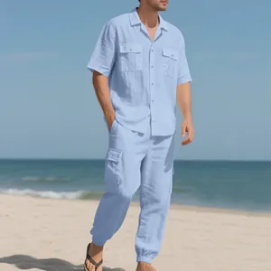 Conjunto de lino azul claro con camisa de manga corta y pantalón cargo para hombre en playa