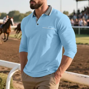 Polo da uomo a maniche lunghe azzurra con taschino in un contesto lifestyle