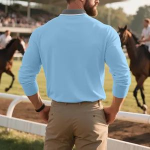 Vista posteriore dettagliata della polo a maniche lunghe azzurra da uomo in ambito equestre