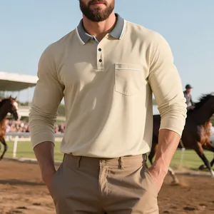 Primo piano di una polo da uomo a maniche lunghe color crema con colletto grigio al polo