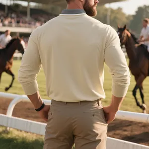 Vista posteriore di una polo a maniche lunghe color crema da uomo in un campo da polo