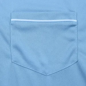 Primo piano del taschino di una polo azzurra con trama piqué e raffinato profilo bianco a contrasto
