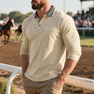 Dettaglio di una polo beige a maniche lunghe da uomo con colletto a contrasto.
