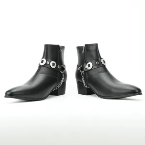 Detailansicht Herrenstiefel in Schwarz mit silbernen Ketten und Gravur-Nieten