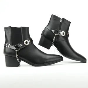 Detailansicht der stylischen schwarzen Herren-Stiefeletten mit Silberkette und Schnalle.