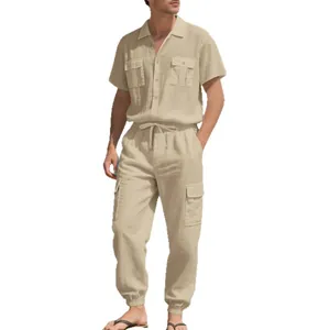 Conjunto de dos piezas para hombre en lino caqui con camisa corta y pantalón cargo