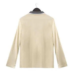 Vista posteriore di una polo beige a maniche lunghe da uomo con colletto grigio