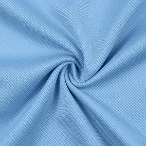 Inquadratura macro della texture traspirante del tessuto piqué della polo azzurra