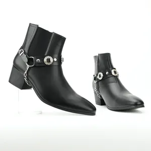 Herren Martin Boots Mit Spitzer Zehe Schwarz Kunstleder Punk Rock Stiefel Mit Silberner Legierungskette Concho Schnalle Niete Mode Seitenreißverschluss Mittlerer Absatz Stiefel