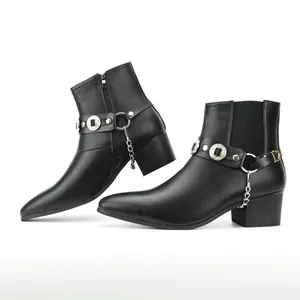 Stylische schwarze Herren-Stiefeletten aus Leder mit silberner Kette und Metalldetails